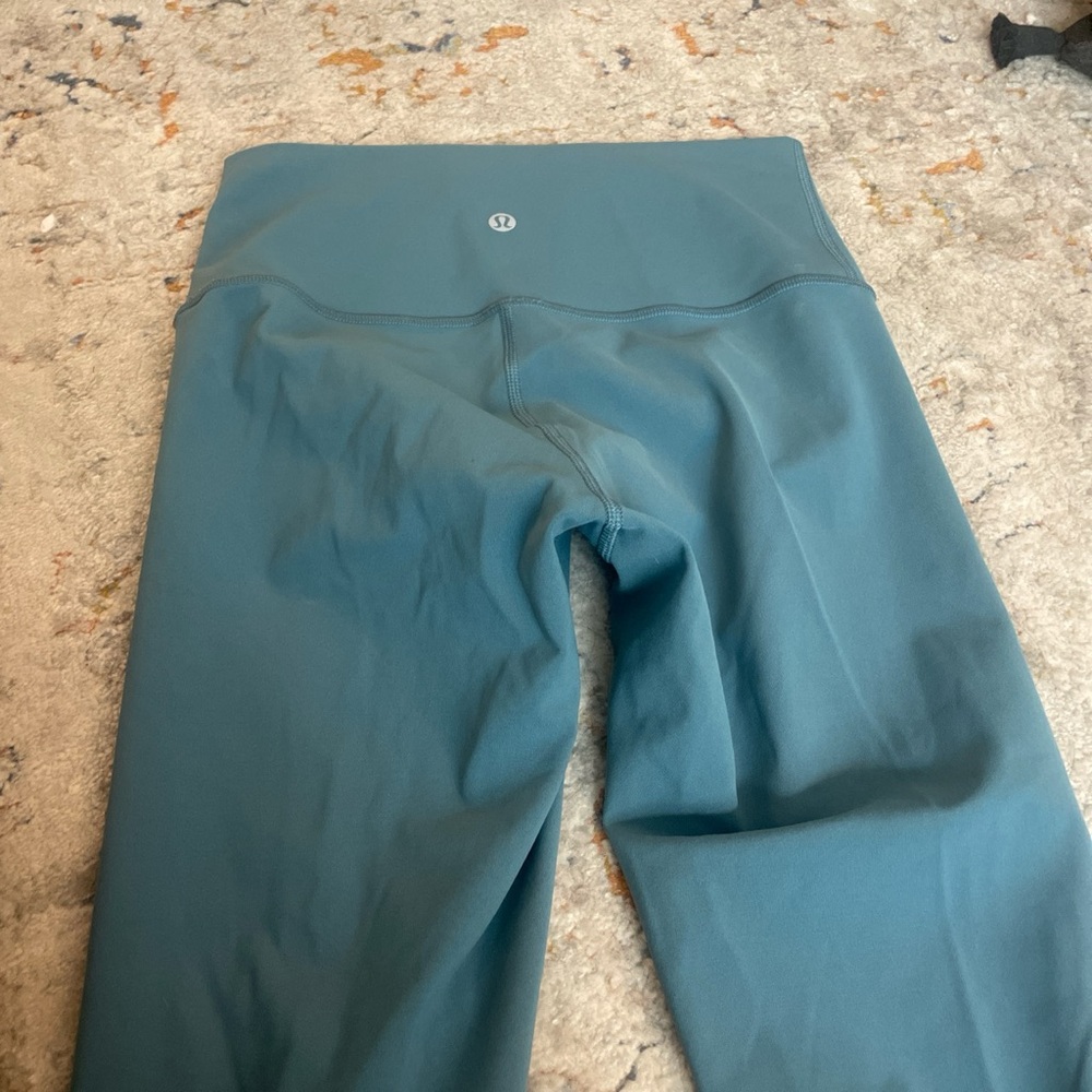 Lululemon wunder under 3/4 length size 4 in blue